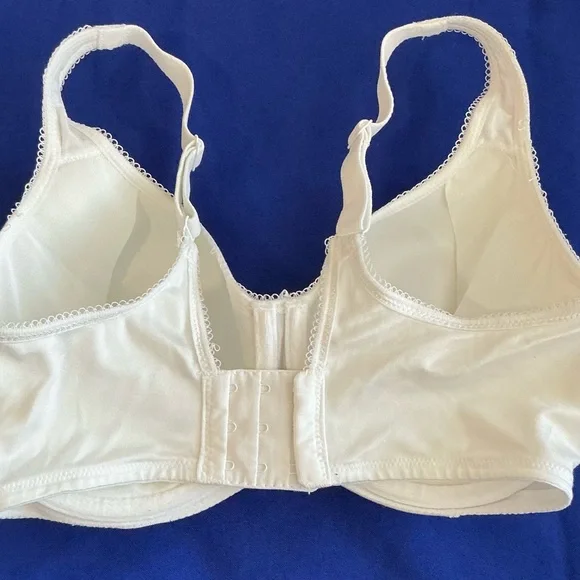 Wacoal Classic White Bra - Picture 3 of 7